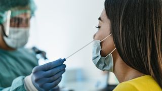 Bilanț COVID-19 din 4 aprilie 2022, în România. Număr mic de noi cazuri, dar şi de testări