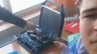 Distracție și voie bună în sala de clasă. Mai mulți elevi au prăjit mici pe băncile școlii