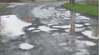 Stradă plină de gropi într-un cartier de vile din Satu Mare. Oamenii sunt revoltați