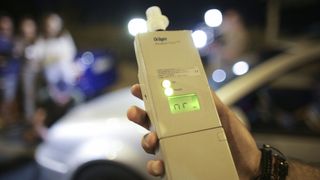 Un brăilean beat și cu permisul suspendat s-a dus la secția de Poliție să raporteze că a lovit o pasăre