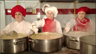 VIDEO - Mâncarea de la cantina săracilor reprezintă singura cale de supraviețuire pentru mii de persoane, iar numărul acestora crește de la o lună la alta