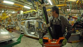 Războiul din Ucraina afectează industria auto. Anunțul făcut de Ministerul Economiei