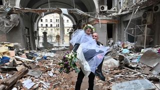 Un cuplu de ucraineni au demonstrat lumii întregi că dragostea învinge orice război. Cei doi tineri și-au sărbătorit nunta printre ruinele din Harkov