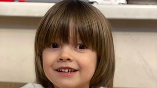 Băiatul în vârstă de 4 ani, care s-a rătăcit pe 10 martie încercând să plece din Kiev cu bunica sa, a fost găsit mort: ,,Sasha, îngerașul nostru este deja în Rai!" 