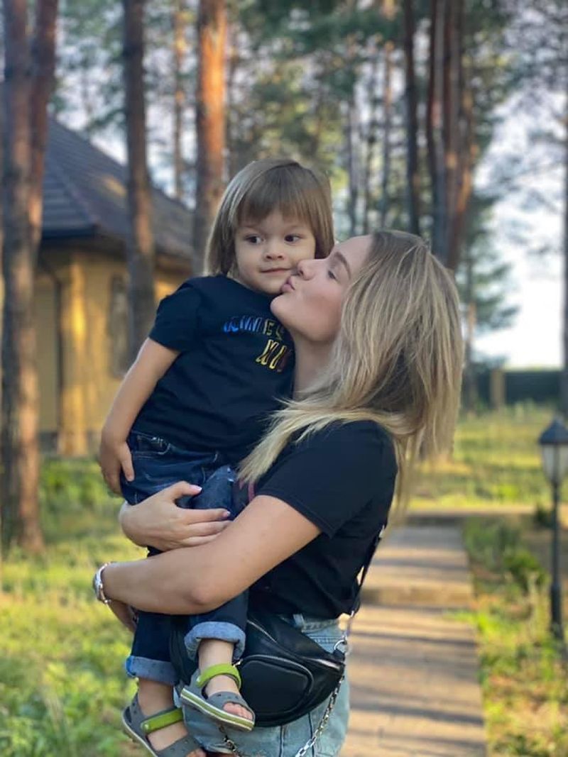 Băiatul în vârstă de 4 ani, care s-a rătăcit pe 10 martie încercând să plece din Kiev cu bunica sa, a fost găsit mort: ,,Sasha, îngerașul nostru este deja în Rai!" 