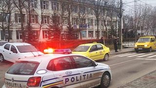  Copil bătut de o femeie în incinta școlii, pentru că acesta i-ar fi agresat fiul