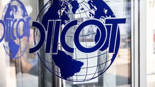 VIDEO - Cinci cetăţeni români, suspectaţi că administrau pagini de internet care oferă servicii de asasinare la comandă