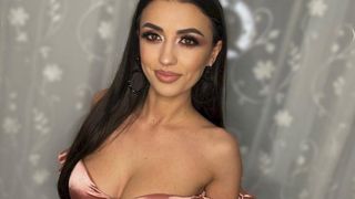 Cine este, de fapt, Bianca Mitroi de la Casa Iubirii? A studiat la Școala Populară de Arte din Târgu Jiu