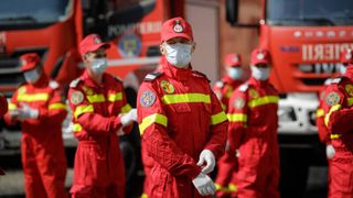 VIDEO - Incendiu devastator lângă Cluj-Napoca. Acoperișul unui bloc a fost cuprins de flăcări