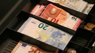 Curs valutar BNR azi, 8 aprilie 2022. Evoluția euro și a dolarului