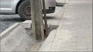 VIDEO | Lucrările de modernizare de pe o stradă din Carei îi lasă pe oameni cu gura căscată! Stâlpii au ajuns să blocheze șanțul de scurgere a apei și porțile gospodăriilor