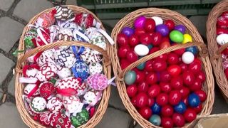 VIDEO - A început amplasarea decorațiunilor de Paște. Ce vom putea găsi la târguri anul acesta