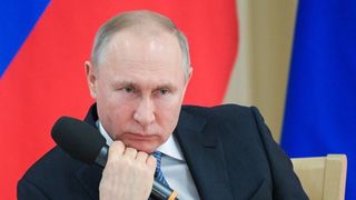 VIDEO - Vladimir Putin, apariție bizară la înmormântarea lui Jirinovski: liderul de la Kremlin a venit după el cu servieta nucleară