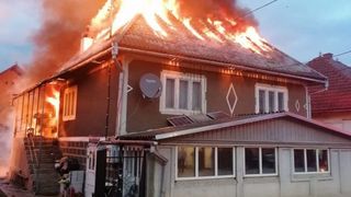 Trei case și două mașini au fost cuprinse de flăcări într-un incendiu din Bistra