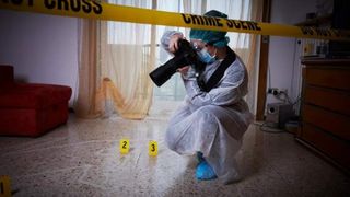 Un cadavru a stat luni &icirc;ntregi &icirc;nfășurat &icirc;ntr-un covor. Autorul crimei este de negăsit