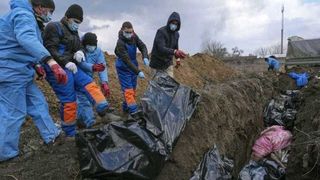 Descoperire șocantă într-o comună de lângă Kiev. Zeci de ucraineni au fost găsiți într-o groapă