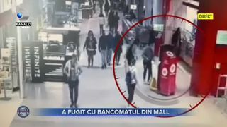 A fugit cu bancomatul din mall