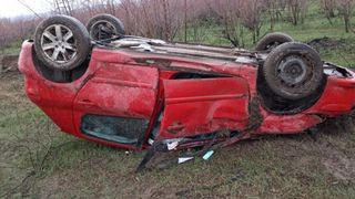 Șofer începător, rănit după ce s-a răsturnat cu mașina