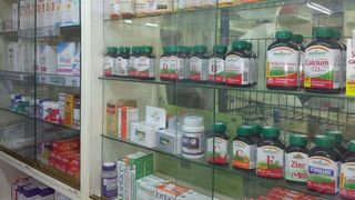 VIDEO - La fiecare colț de bloc au apărut lanțuri de farmacii și agenții de pariuri. Ce spun sociologii