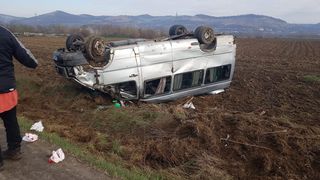  Un microbuz cu 12 persoane, printre care și un minor, răsturnat pe DN 14, Sibiu