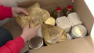 VIDEO - Zeci de familii vor avea ce pune pe masa de Paște datorită pachetelor cu ajutoare