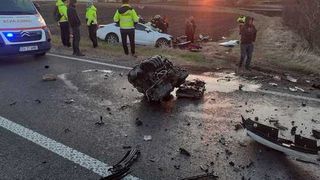 Trafic blocat pe E 85 după ce o mașină și un TIR s-au ciocnit. O femeie a fost încarcerată