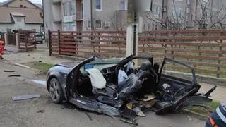  Bolid rupt în două, în urma unui impact devastator. Un elev de 18 ani și-a pierdut viața