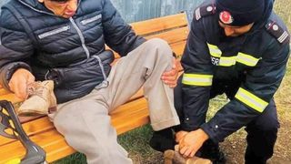 batranul-care-a-primit-pantofi-noi