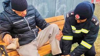 batranul-care-a-primit-pantofi-noi