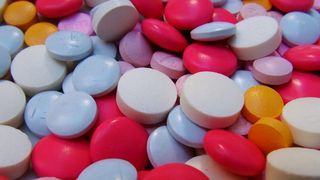 Trei bărbați din Ungaria, cercetați după ce au &icirc;nșelat zeci de persoane cu pastile pentru boli grave