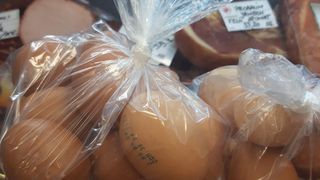 Anchetatorii ANPC au descoperit &icirc;n magazine ouă sparte, murdare de excremente şi expirate