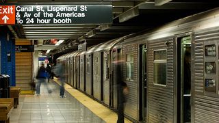 Doi tineri au fost înjunghiaţi într-o staţie de metrou din New York. Este al doilea incident din subteran care are loc în mai puţin de 24 de ore