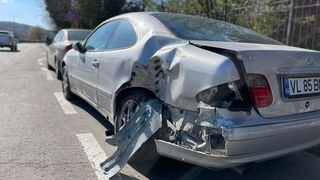 O maşină de tip militar a lovit un autoturism parcat pe un bulevard din R&acirc;mnicu V&acirc;lcea &icirc;n timpul filmării unui videoclip al c&acirc;ntărețului Dani Mocanu