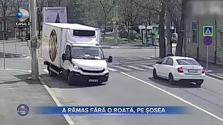 A rămas fără o roată, pe șosea