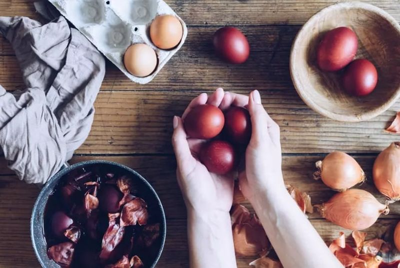 Ce culoare se vopsesc, de fapt, ouăle de Paşte? Tradiţia pe care mulţi români au uitat-o