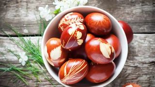 Ce culoare se vopsesc, de fapt, ouăle de Paşte? Tradiţia pe care mulţi români au uitat-o