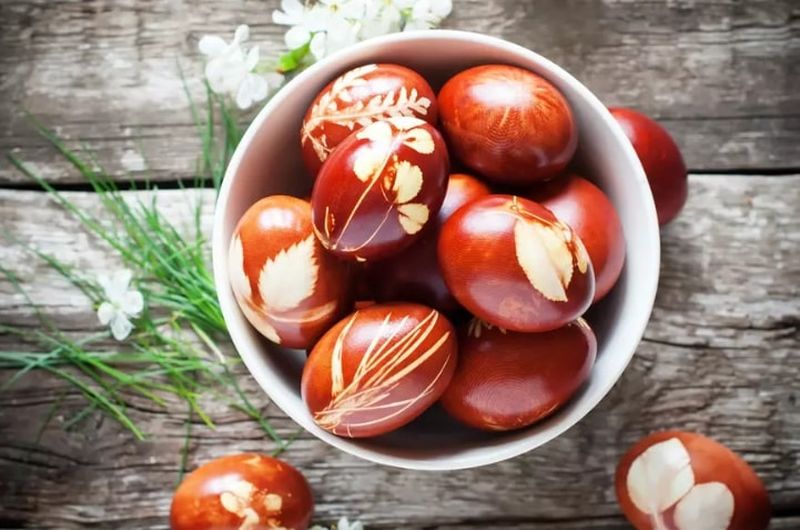 Ce culoare se vopsesc, de fapt, ouăle de Paşte? Tradiţia pe care mulţi români au uitat-o