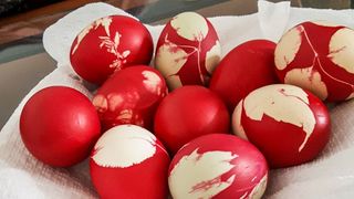 Ce culoare se vopsesc, de fapt, ouăle de Paşte? Tradiţia pe care mulţi români au uitat-o