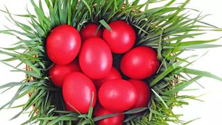 Ce culoare se vopsesc, de fapt, ouăle de Paşte? Tradiţia pe care mulţi români au uitat-o