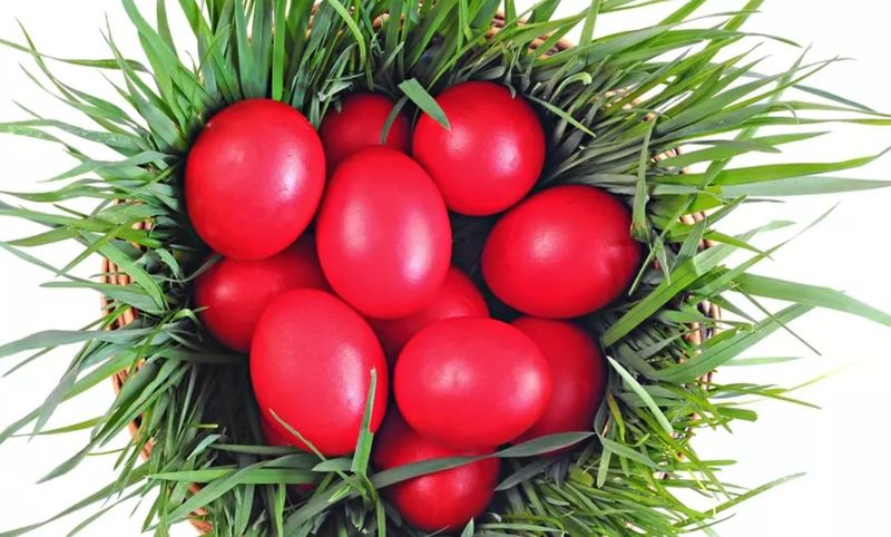 Ce culoare se vopsesc, de fapt, ouăle de Paşte? Tradiţia pe care mulţi români au uitat-o