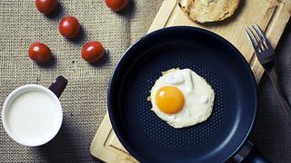 VIDEO - Un bărbat care a plătit 1000 de lei pe o cratiță a depus plângere la OPC după ce aceasta s-a deteriorat după prima spălare