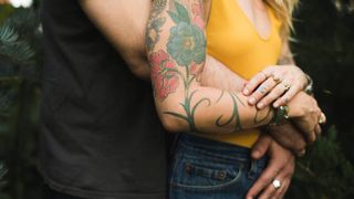 Descoperire macabră &icirc;ntr-un salon de tatuaje din Anglia. Doi rom&acirc;ni au fost găsiți morți