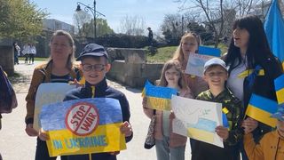 Aproximativ 200 de femei şi copii din Ucraina protestează în faţa sediului Consulatului general al Federaţiei Ruse din Constanța