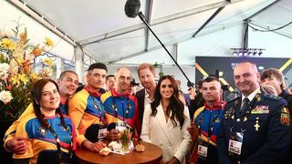 Prinţul Harry al Marii Britanii şi soţia sa Meghan, au stat de vorbă cu militarii români din Invictus Games