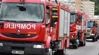 Incendiu devastator produs de la o lumânare: Doi frați au murit; casa s-a prăbușit 