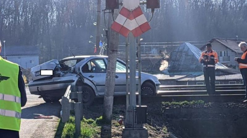 Miracol în Săptămâna Mare, la Bistriţa: Un tânăr a scăpat viu după ce mașina i-a fost spulberată de tren