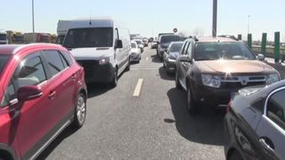 VIDEO - Aglomerație la ieșirea din țară. Românii din străinătate au blocat vama Nădlac