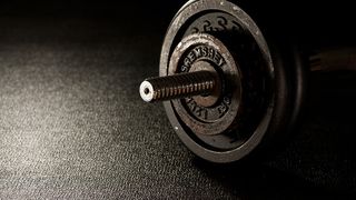 Accident șocant. Un tânăr a ajuns în comă la spital după ce a scăpat o halteră de câteva zeci kilograme