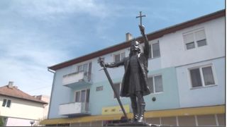 VIDEO - O statuie care &icirc;l &icirc;nfățisează pe domnitorul Ștefan cel Mare și care abia măsoară un metru i-a &icirc;mpărțit pe oamenii din Copșa Mică &icirc;n două tabere