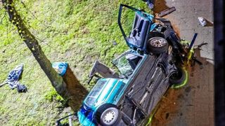 Doi tineri au murit după ce s-au prăbușit cu mașina dintr-o parcare supraetajată